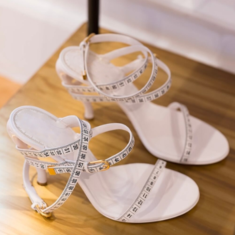 Sandalias de tacón con forma d - Tape Measure reseña y precio