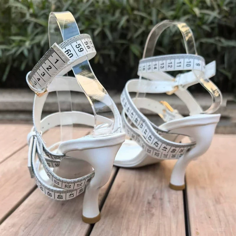 Sandalias de tacón con forma d - Tape Measure reseña y precio